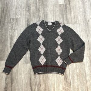 Vintage PARKHURST pure virgin wool men’s argyle vneck sweater. Made in Canada